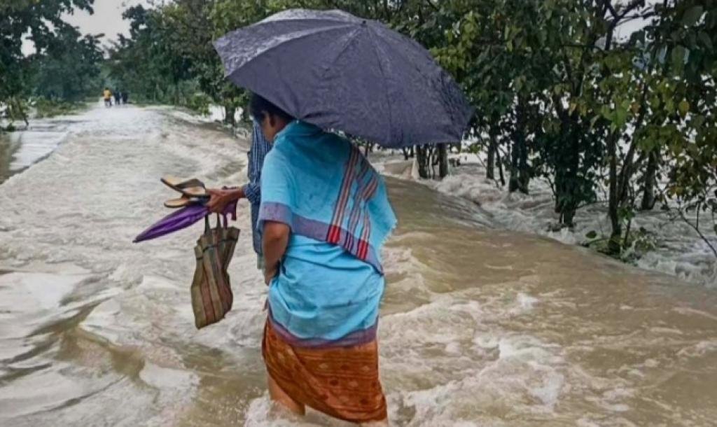অসম-অৰুণাচল সীমান্তত ভয়াৱহ ভূমিস্খলন (landslide at Assam-Arunachal border) : বজালীত  নৈৰ পানী বাগৰিছে মথাউৰিৰ ওপৰেৰে(River flows over the embankment) #AssamFlood